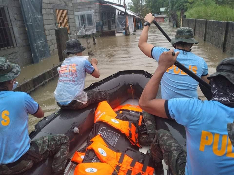 Elements of the Philippine National Police conduct an operation in evacuating residents affected by floods in Sitio Crossing, Poblacion, Morong, Bataan. (Special Action Force FB Page/MANILA BULLETIN)